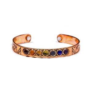 Armband bangle av koppar med chakra-stenar