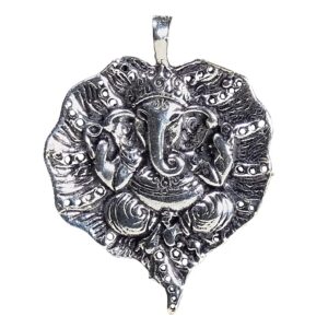 Hänge Ganesh på blad av silverfärgad mässing, 4 cm